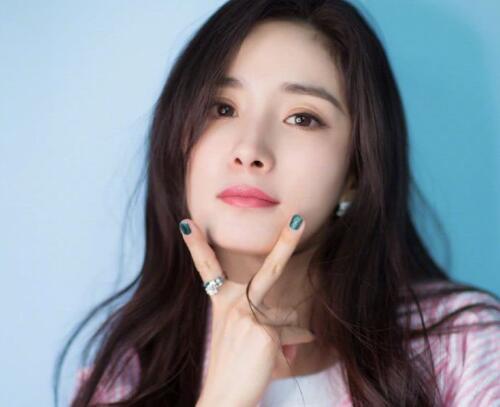 杨幂一袭纱裙亮相红毯,穿太少惹粉丝心疼,她的