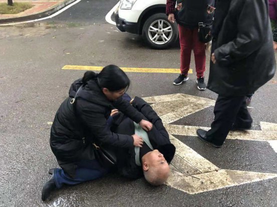 长沙一老人路边晕倒昏迷女护士跪地做心肺复苏