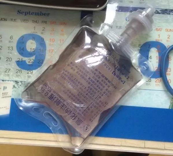 据交班者交代,患者输液卡上医嘱是100ml生理盐水 奥美拉唑(洛赛克)