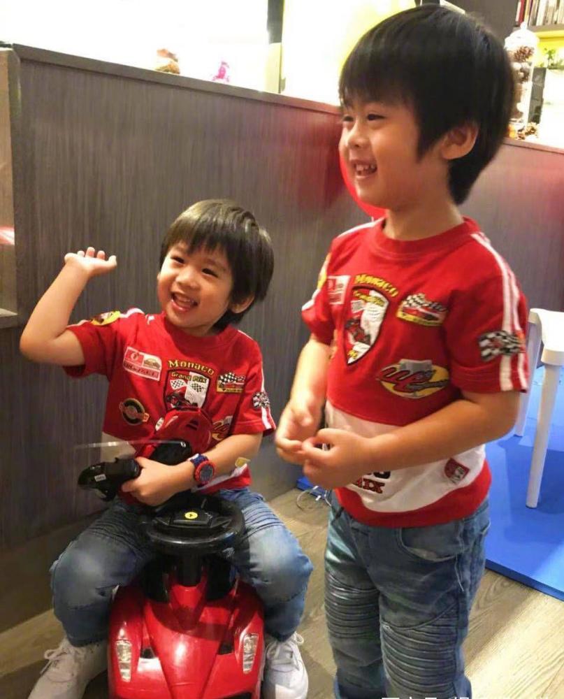 jenson和kyson才3岁就颜值逆天,不老男神林志颖后继有人了