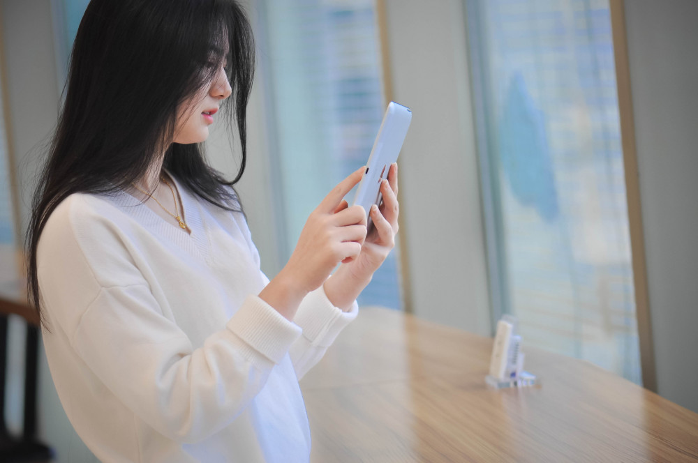 心理学:内心极度自卑的人,大都有这五个表现,你