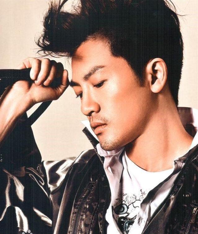 饰演武功盖世的张君宝,自幼被送到寺院修炼,期间结识武功高强的易天行