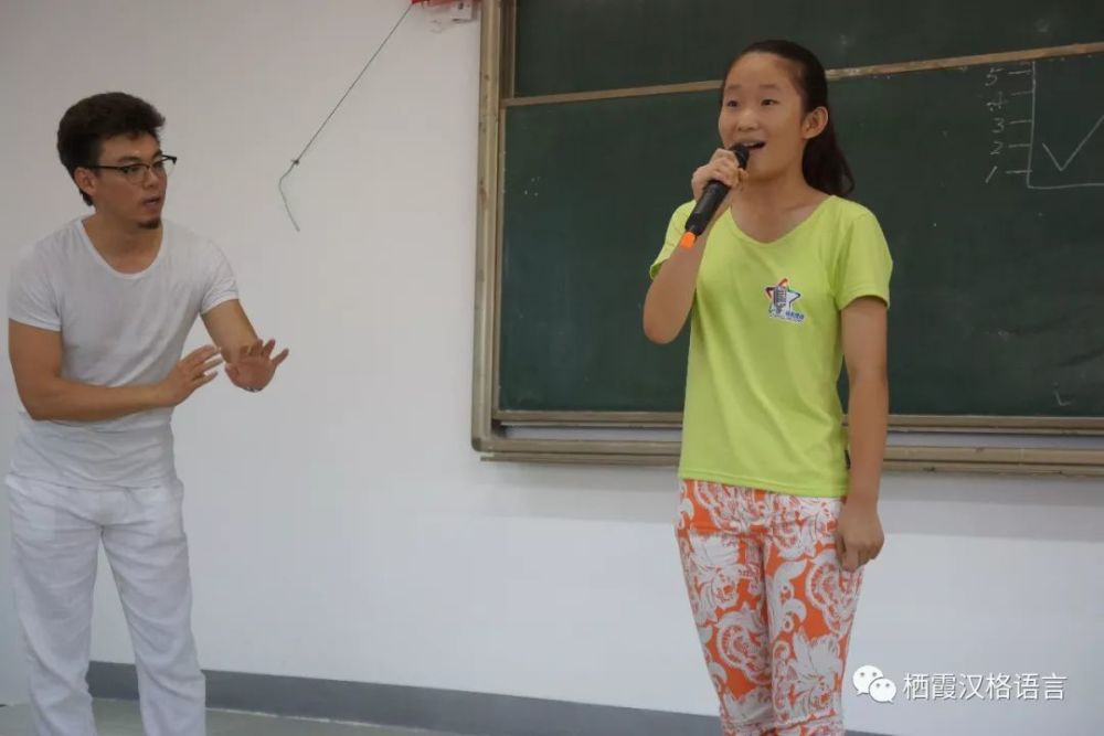 电视台《国宝档案》主持人任志宏老师合影汉格学员与央广播音指导虹云