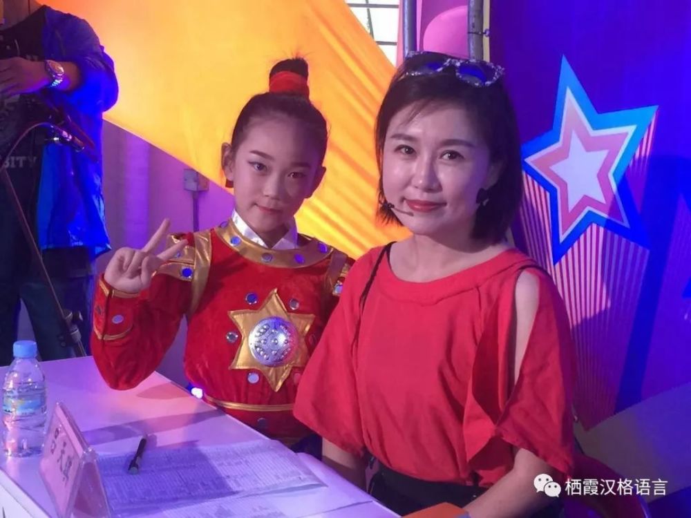 汉格学员与烟台电视台吕天琪老师合影汉格学员与辽宁卫视主持人邢晋