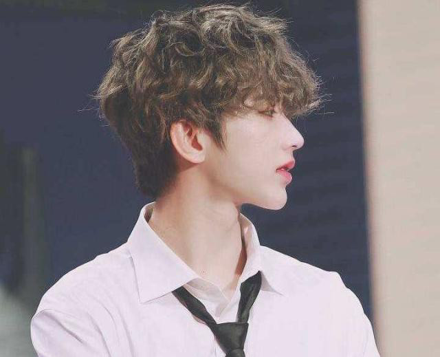 蔡徐坤手被握出印,一个不经意的动作说明了他