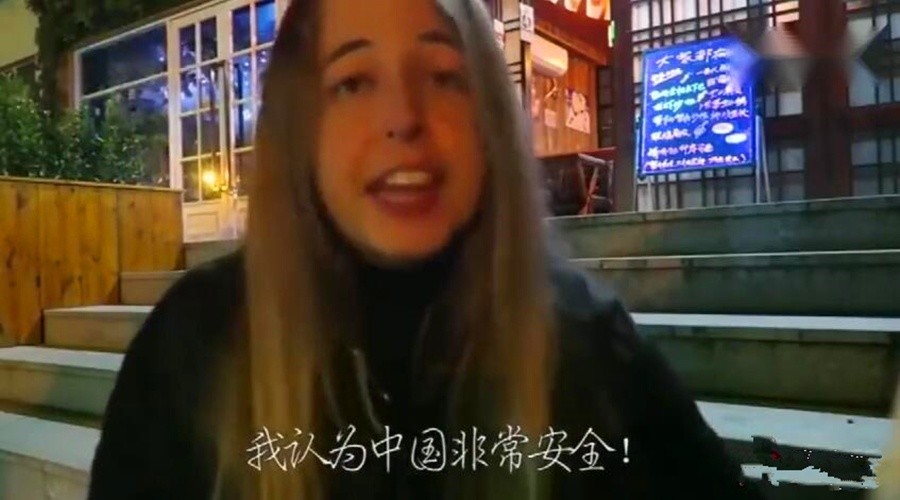 英国美女来中国旅游,凌晨出门吃宵夜,大呼:中国