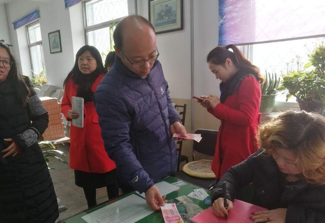 寒冬暖流阳泉矿区赛鱼小学14140万爱心捐给患宫颈癌老师