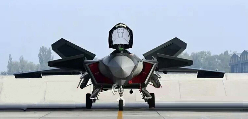 "黑白双煞"首架验证机将进博物馆 多种隐身涂料切换试验