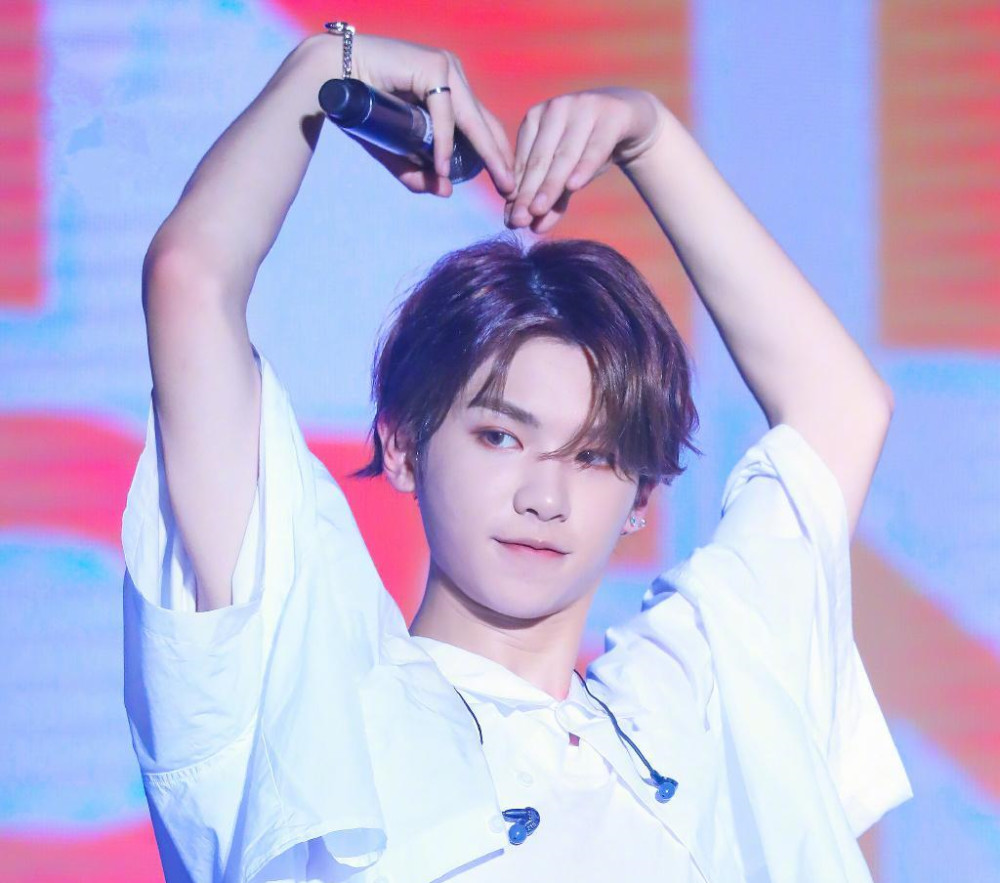 明星错位照吴亦凡被摸大腿,郎朗穿女装,陈立农错位最好笑