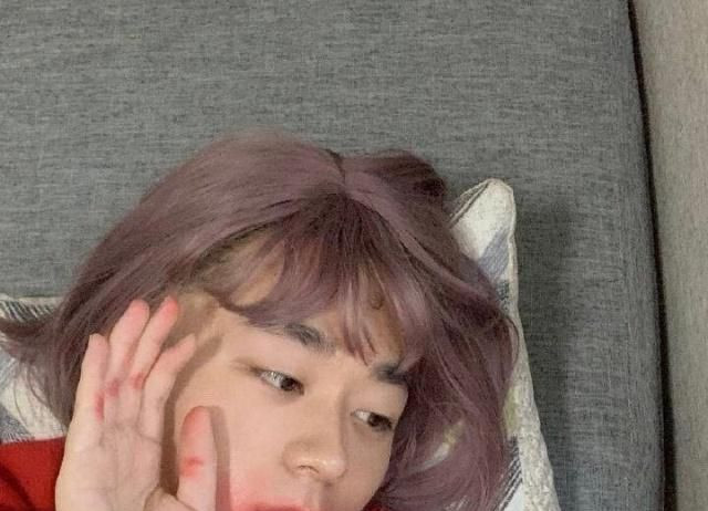 马蓉躺地自拍火了,网友晒出自己cos照,模仿出了精髓