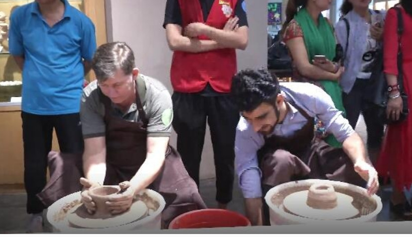 表面风光无限的旅游体验师,虽月收入高达6万,