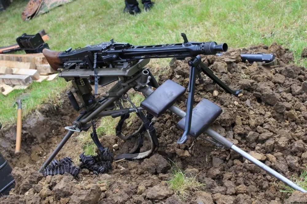 世界上第一种通用机枪,mg34和mg42枪管寿命是多少发子弹