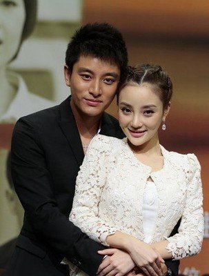 贾乃亮李小璐离婚!男的爱得很卑微,女的玩得太