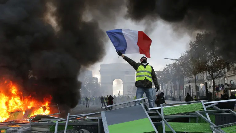 担心周末黄背心抗议引发骚乱,法国巴黎关闭十