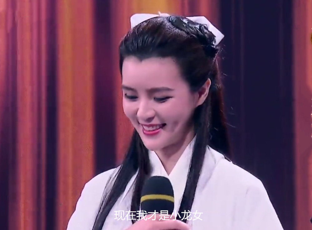 的师父戚长发有绰号(铁索横江),狄云的师公梅念笙有绰号(铁骨墨萼)