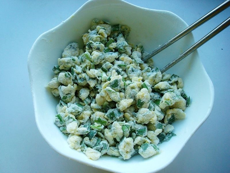 用筷子不停的拌均匀,成干干的小疙瘩,成面疙瘩,就这样的