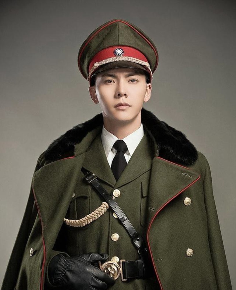 为什么国民党将领都喜欢披着军大衣,直接穿起来岂不是更暖和?