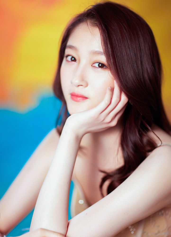 被关晓彤彻底征服!一袭金色亮片仙女裙高调走红毯,未p图更惊艳