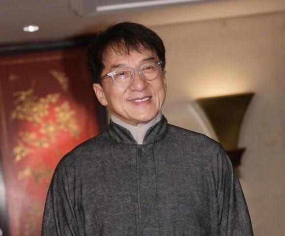 成龙在自传中承认嫖妓嗜赌酒,却只字不提"小龙女"