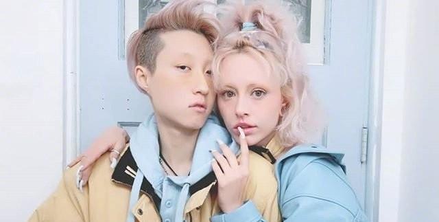 成龙在自传中承认嫖妓嗜赌酒,却只字不提"小龙女"