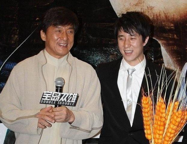 成龙在自传中承认嫖妓嗜赌酒,却只字不提"小龙女"