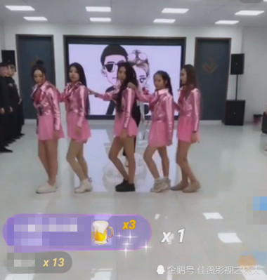 小伊伊跳舞不好看,牌牌琦亲自上阵表演"社会摇",粉丝:真帅!