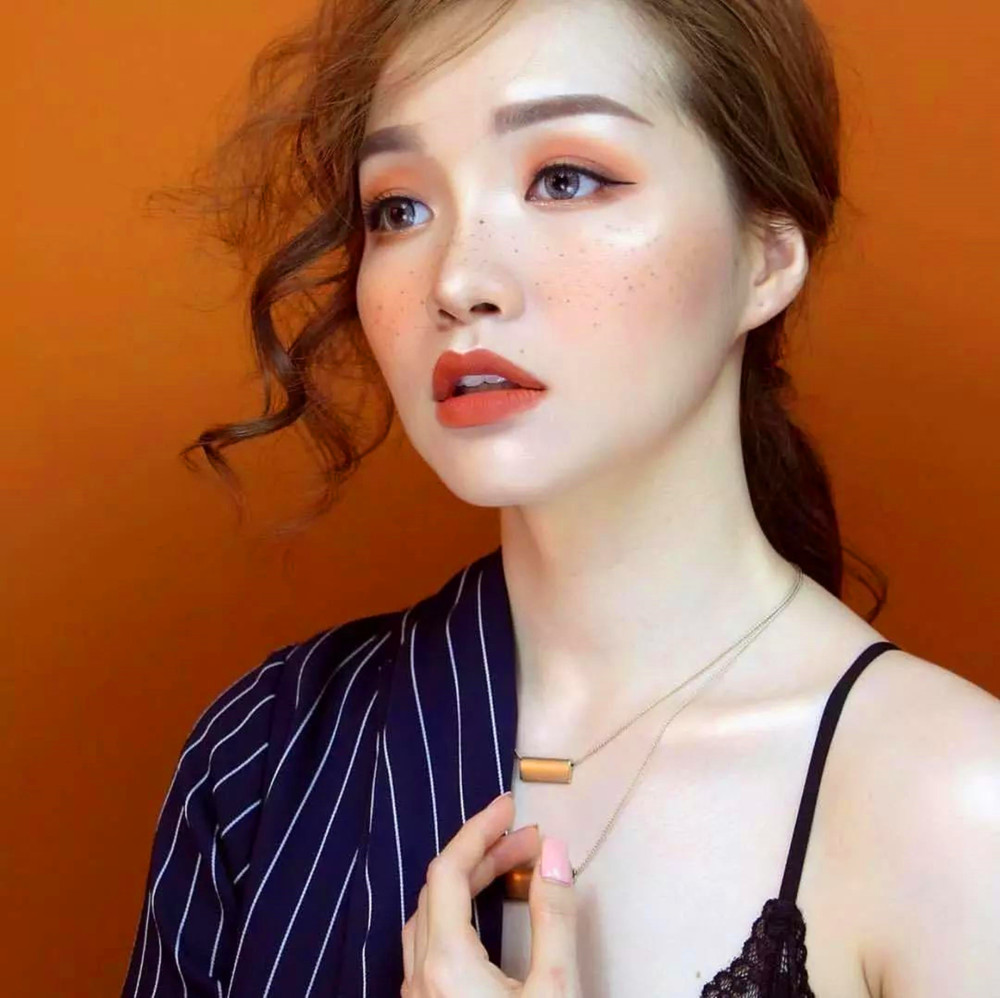 为什么有的女生经常化妆,皮肤依旧很光滑!一般离不开这几点