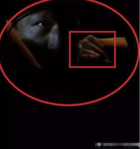 陈羽凡在《蒙面唱将》上毒瘾发作全身抽搐,摄