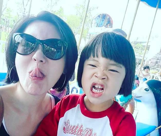 汪小菲边切水果边哄儿子, 汪希箖安静乖巧被赞比汪希玥更萌!