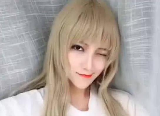 真人版天使彦网络走红,却这样出镜遭争议!网友:美不美一把水