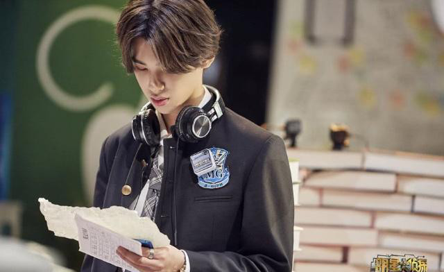 最新期《明星大侦探》谭松韵不再当背景板,花