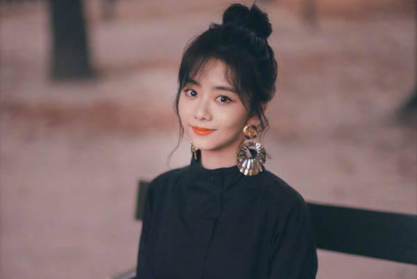 最新期《明星大侦探》谭松韵不再当背景板,花