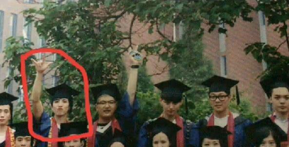 金瀚中学照片被曝光,镜头放大的瞬间,网友:怪不得是全村的希望