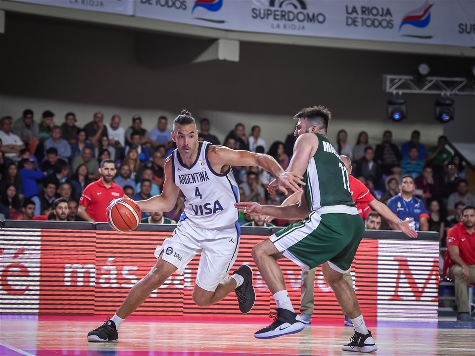 墨西哥主帅盛赞斯科拉:能和他交手倍感荣幸