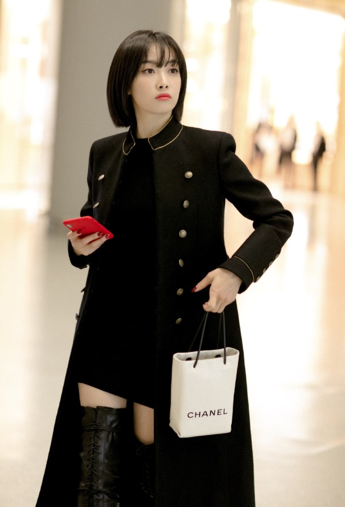 宋茜绑带高筒靴穿到膝盖上,配包臀裙美成日本