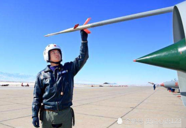 "歼20飞行员"廖勇,骨灰返回家乡,妻子痛哭:别离开我!