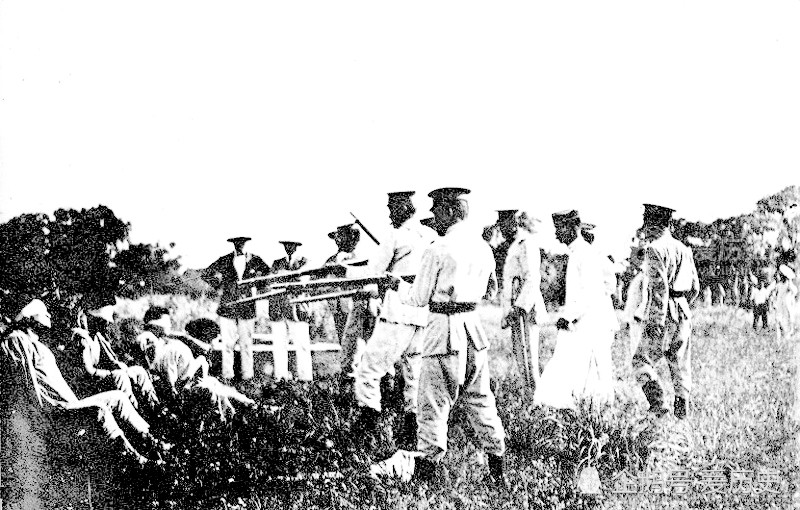 民国时行刑全过程坐在土堆近距离面对黑洞洞的枪口