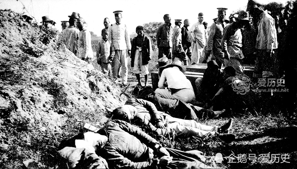 民国时行刑全过程坐在土堆近距离面对黑洞洞的枪口