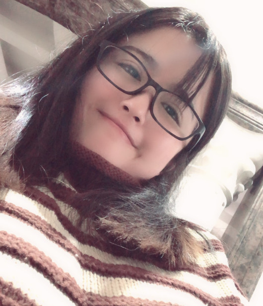 新晋女网红菠萝塞东晒全身照,看到她全身照后,网友:上称一百三