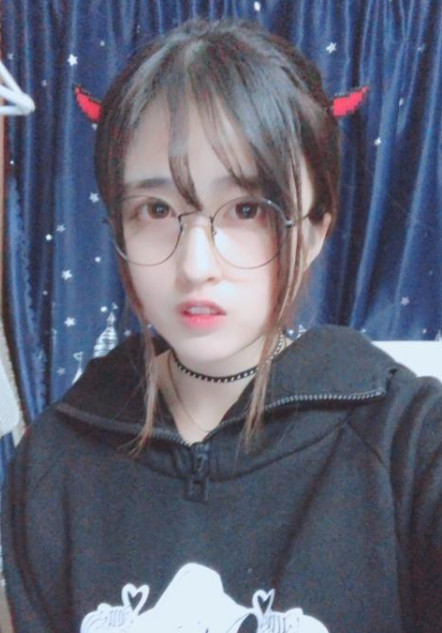 新晋女网红菠萝塞东晒全身照,看到她全身照后,网友:上称一百三