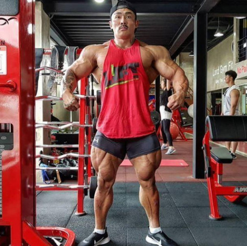 普拉兹被称韩国"第一腿王",每天300公斤深蹲,一个月后落泪