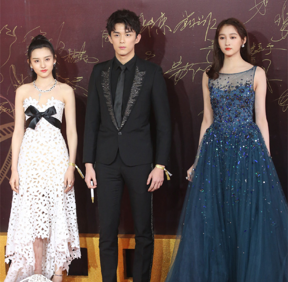 挨冻红毯比美,关晓彤老气却艳压宋祖儿?章子怡