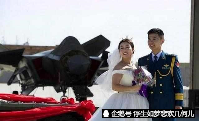 "歼20飞行员"廖勇烈士魂归故里!妻子哭成泪人:我们回家了!