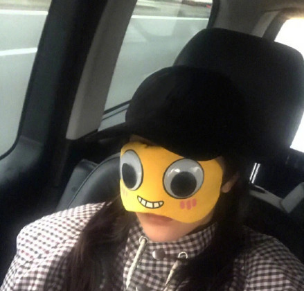 热巴晒最新自拍照,戴着鸭舌帽还用表情包遮着脸,粉丝:请露脸