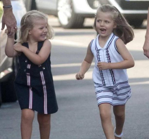 西班牙国王夫妇偏爱大女儿?奶奶看不下去,小公