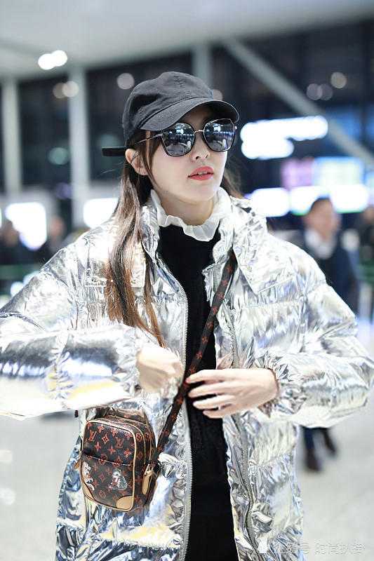 唐嫣穿2万块的羽绒服,网友却只关注她三百块的