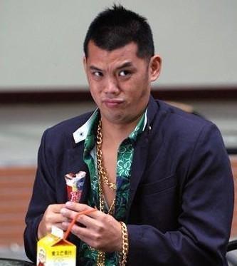 曾沛慈过马路,巧遇《终极一班》"金宝三",拦车合影帅哥!