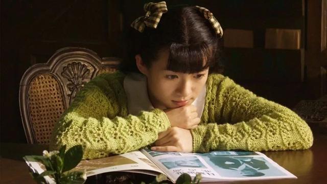 章子怡台上自曝得过三次华表奖,台下杨幂的表