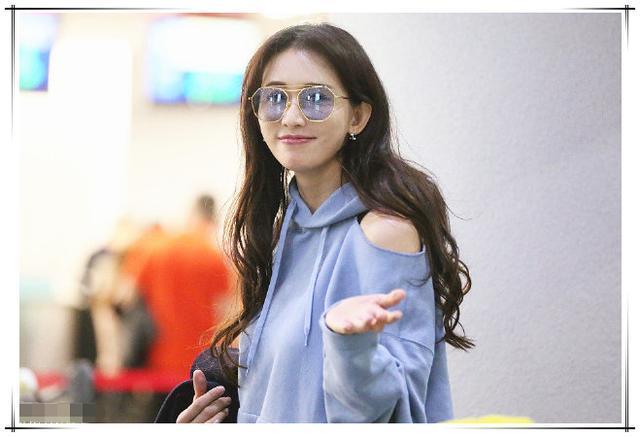 被林志玲征服!44岁嘟嘴卖萌毫不违和,大妈的年纪,小姐姐的脸