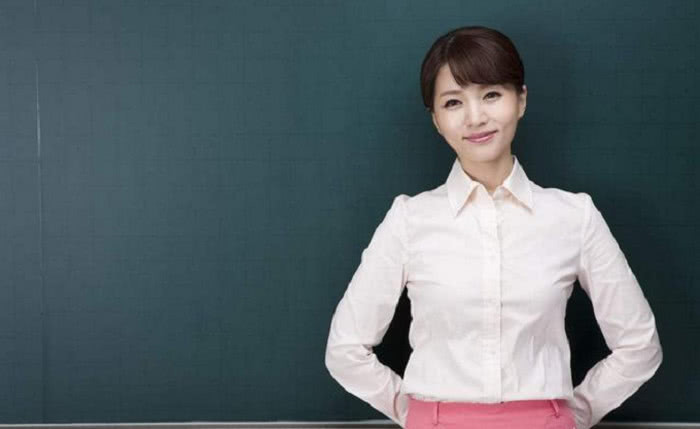 同时考上教师和银行,是去当教师比较好,还是去